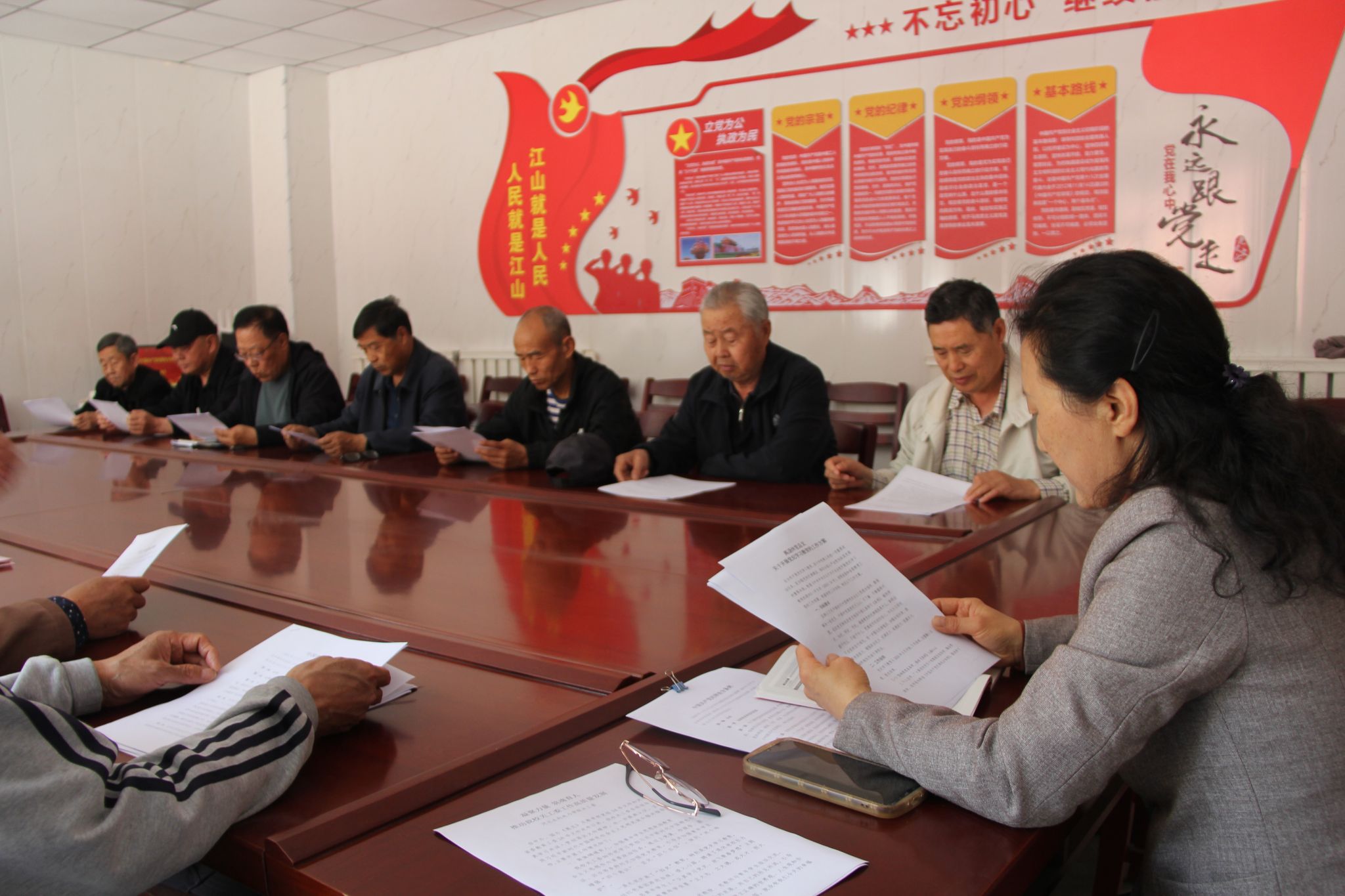 离退休党总支组织处级以上干部和各支部委员学习《中国共产党纪律处分条例》